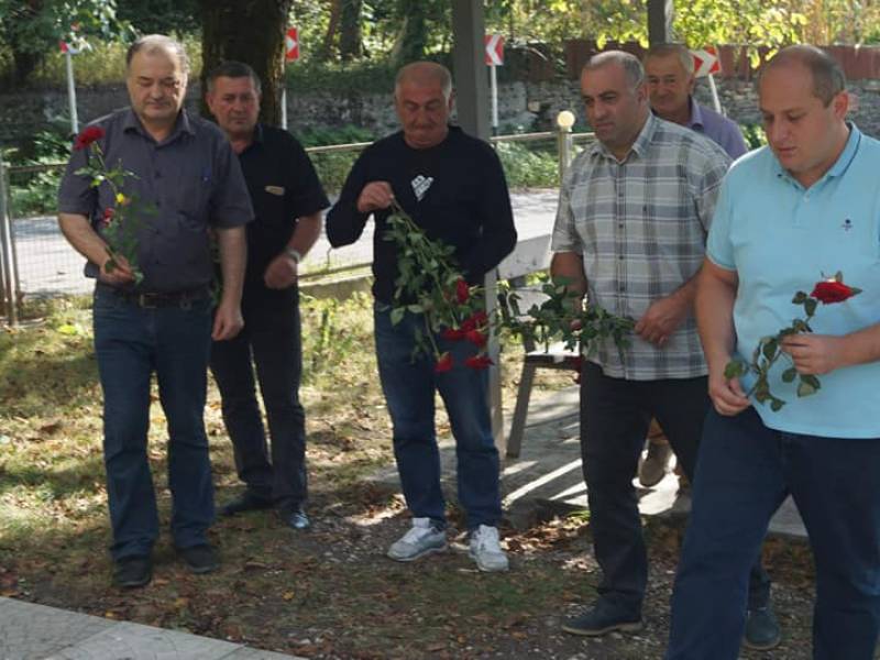 საქართველის ტერიტორიული მთლიანობისათვის დაღუპულთა მემორიალი ყვავილებით შეამკეს...